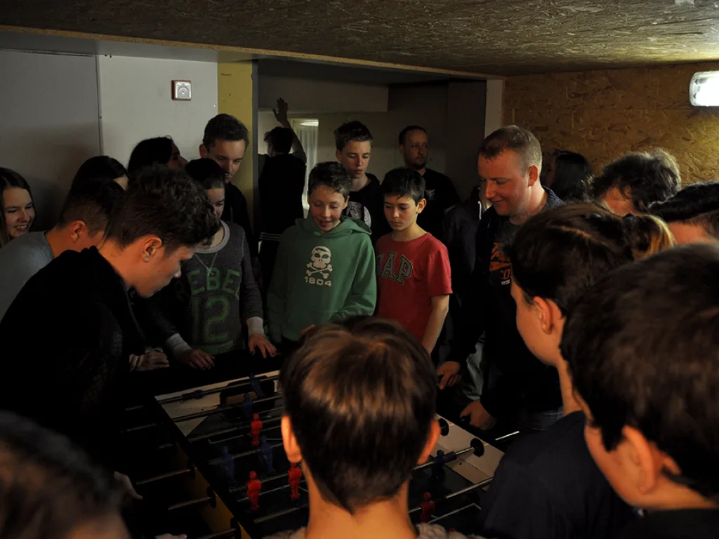 Volles Spielzimmer am Tischfußballtisch.
